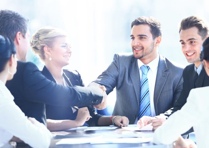 Geschäftspersonen schütteln sich die Hände